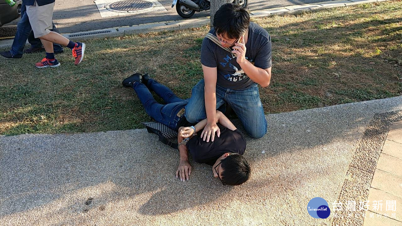 車手於公園一現身,即遭埋伏員警壓制在地。