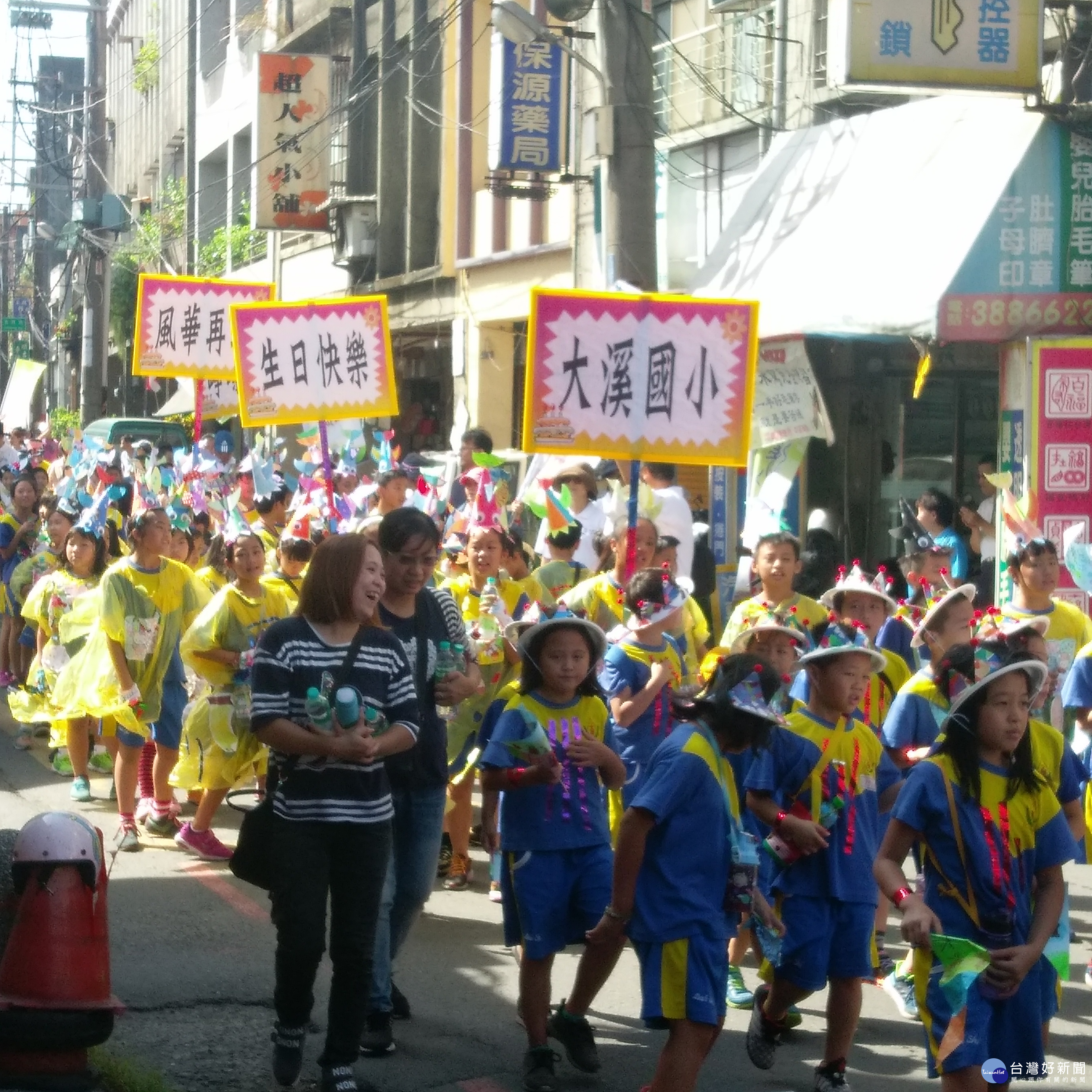 大溪國小將辦一百二十堝年校慶,六日出動學生及舞獅等進行踩街。(圖/記者陳寶印攝)
