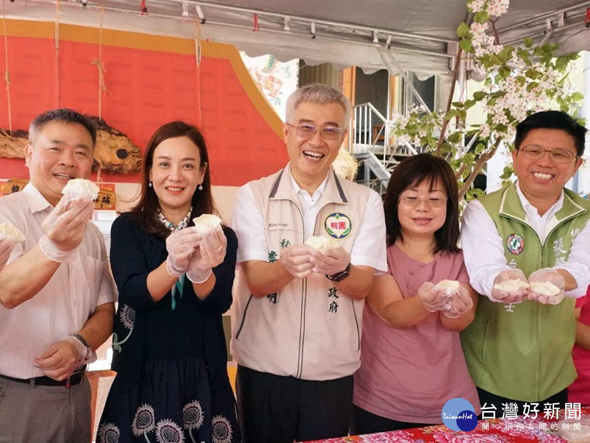 李憲明秘書長(右三)、蔣絜安局長(左三)及貴賓展示親手製作之筊白筍水餃