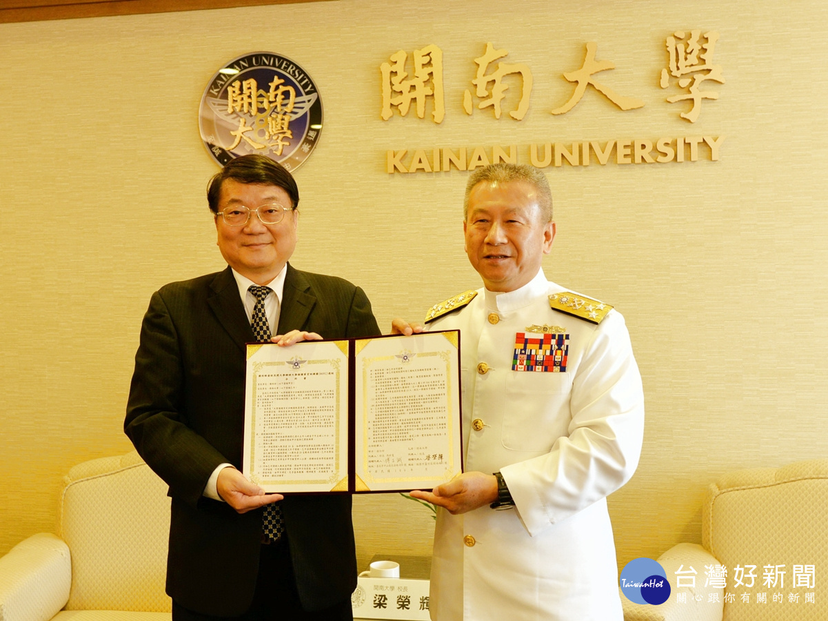 國防部軍政副部長蒲澤春上將率領多位將官,與梁榮輝校長率行政人員一同參與揭牌