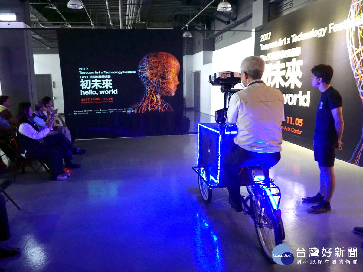 桃園市政府秘書長李憲明親自試騎行動投影車。