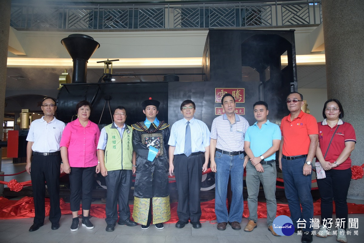 貴賓們一起為復刻版的騰雲號火車頭揭幕後合照。
