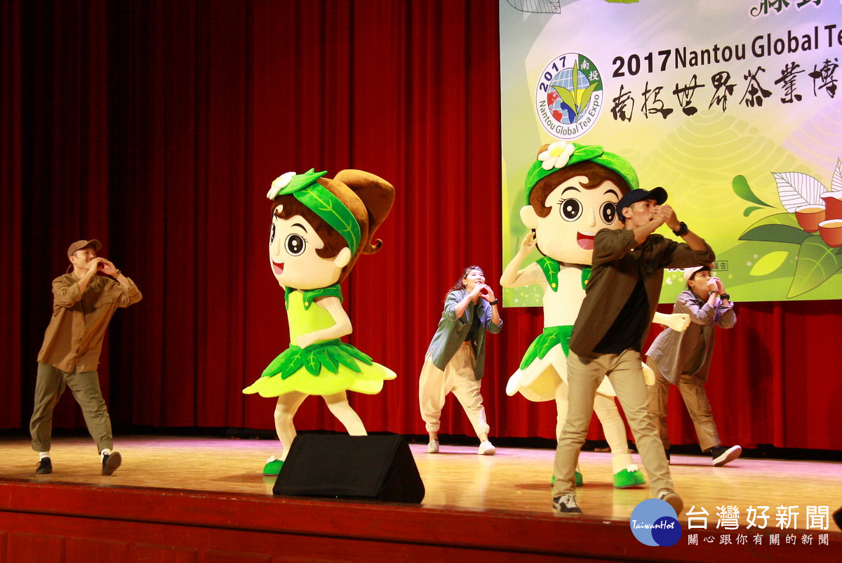 茶仙子引領大家進入茶博活動。(記者扶小萍攝)