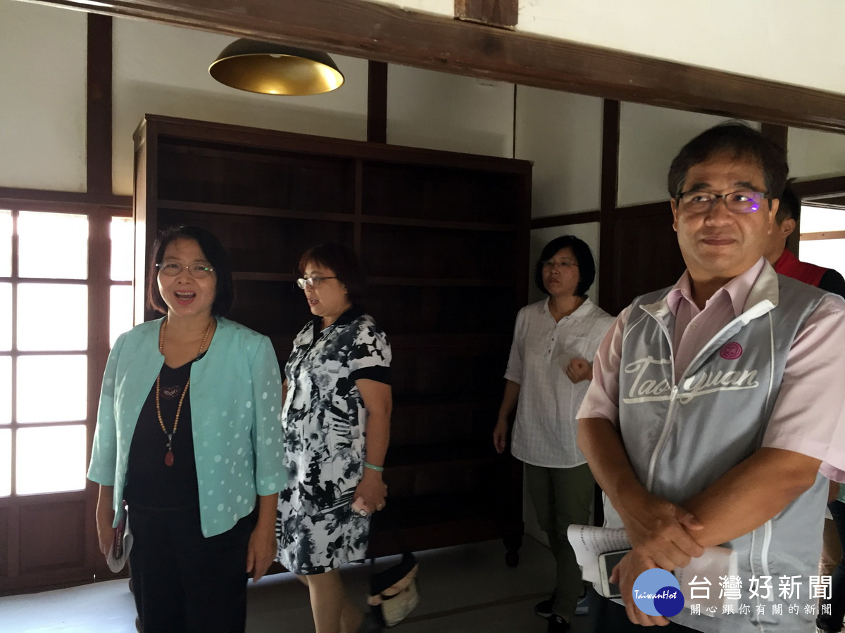 桃園市副市長游建華(右一)與文化局長莊秀美(左一)於龍潭國小日式宿舍進行歷史建築巡禮。
