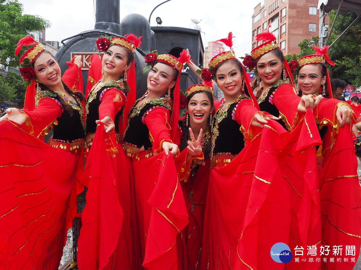 淡水環境藝術節千人踩街，歐陽慧珍舞蹈團熱情開場_新北市文化局