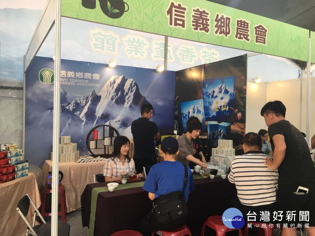 圖說:信義鄉農會的展區以高山紅茶跟高山烏龍茶,讓找「茶」民眾試喝。(記者賴淑禎攝)