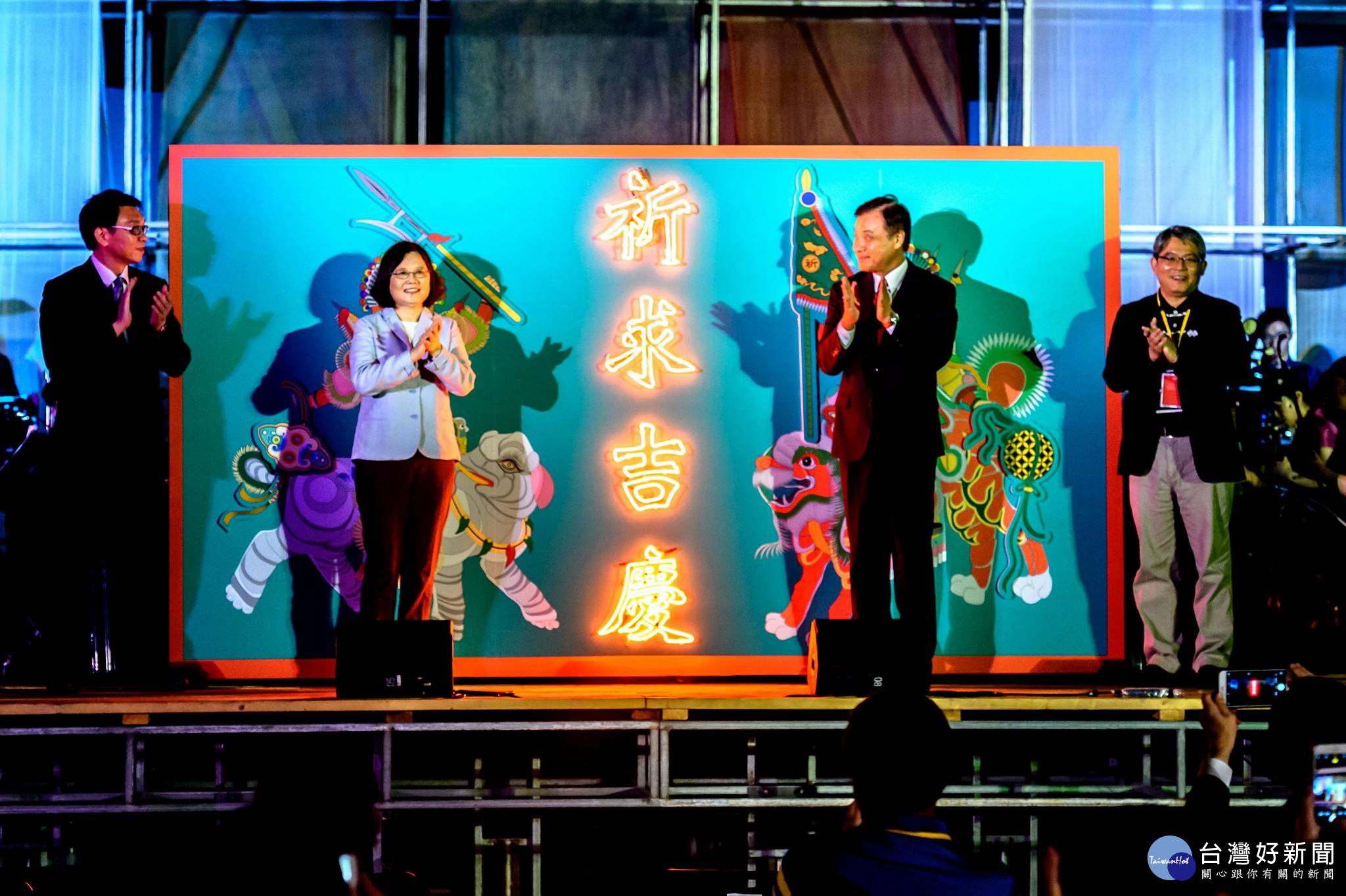 總統府光雕秀 五光十色絢爛奪目(圖/翻攝自蘇嘉全臉書)