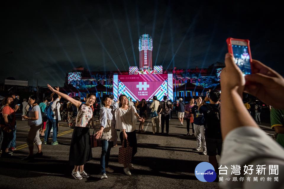 總統府光雕秀 五光十色絢爛奪目(圖/翻攝自蔡英文臉書)