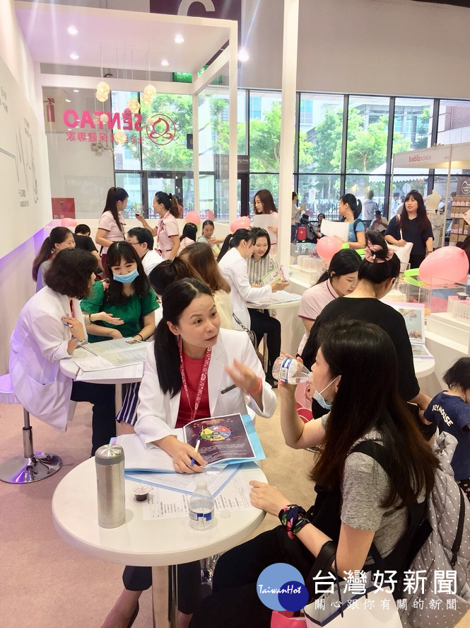 除了令人耳目一新的設計,以及結合新手媽媽的溫柔與新生命的悸動為主軸的「心跳」之外,仙桃牌在現場攤位所提供的乳房保健全方位專業諮詢服務,也吸引了許多新手媽媽駐足。