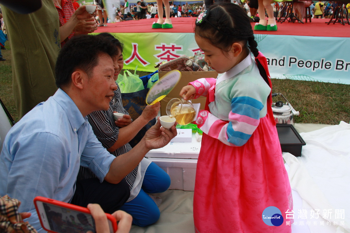韓國茶席團年齡最小的小朋友為來賓奉茶。（記者扶小萍攝）