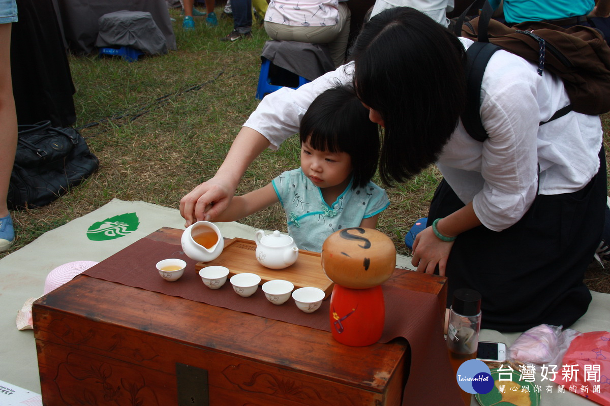 黃沛琪年僅3歲就會奉茶模樣可愛。(記者扶小萍攝)