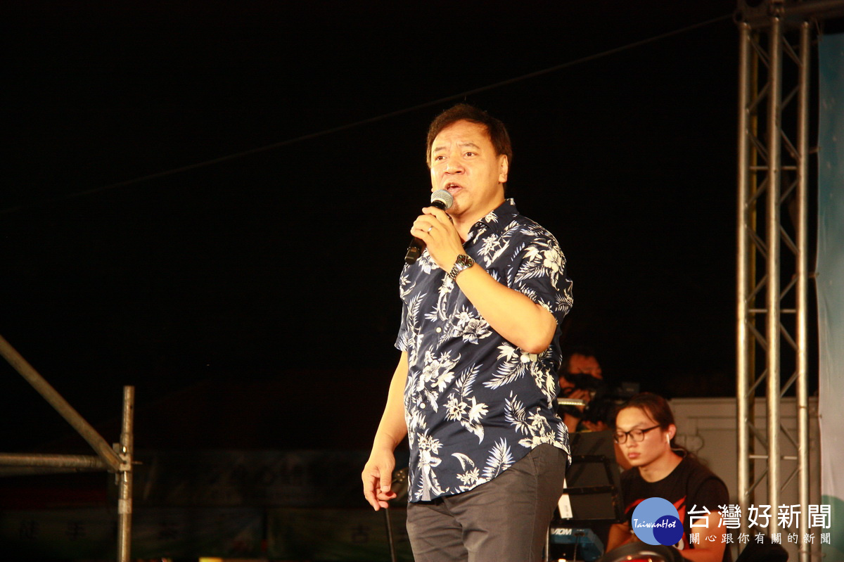 施孝榮以歸人沙城雄厚的嗓音吸引台下數千觀眾。(記者扶小萍攝)