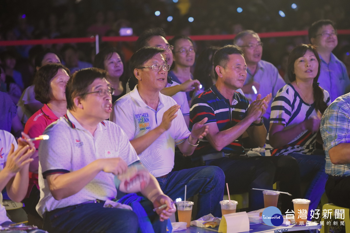 林縣長與來賓民眾共享民歌之夜。