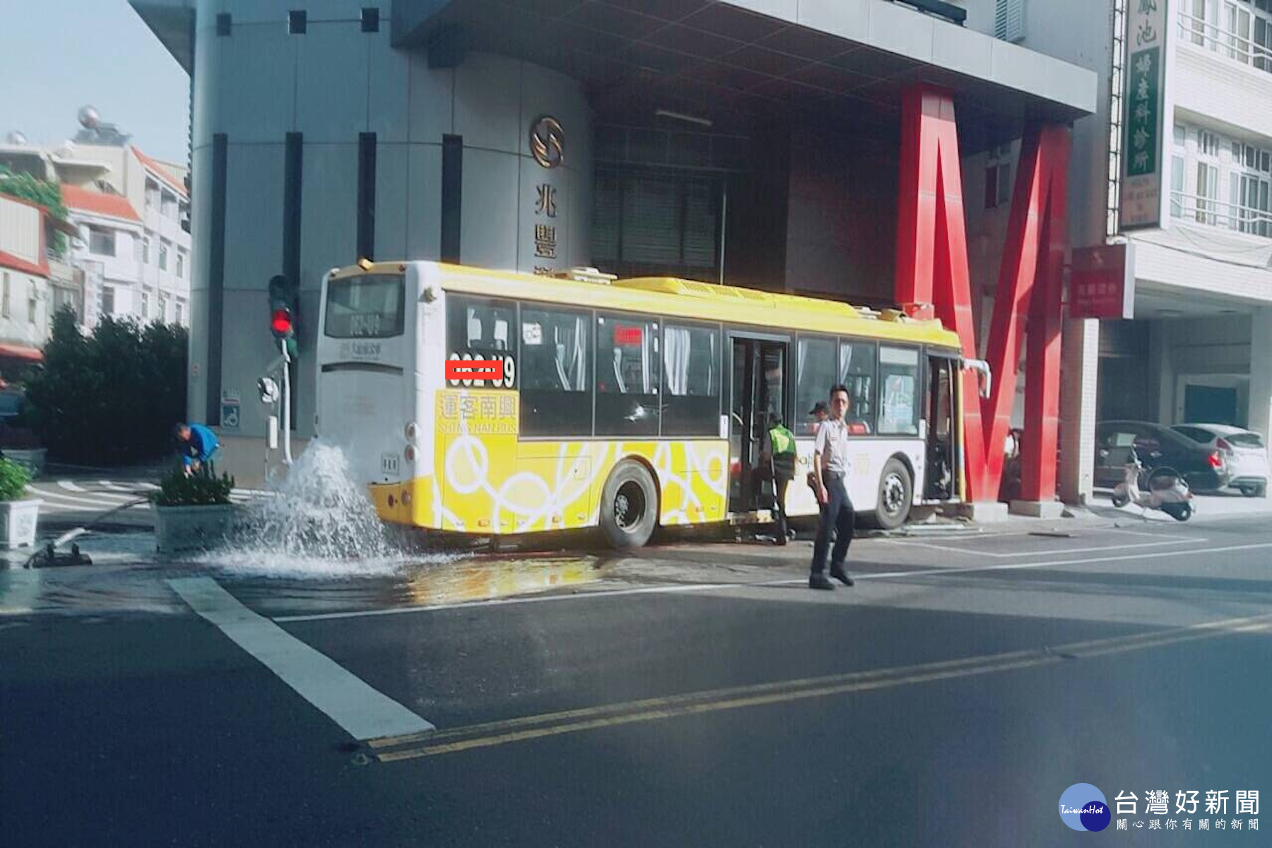 公車車禍前波及消防柱。