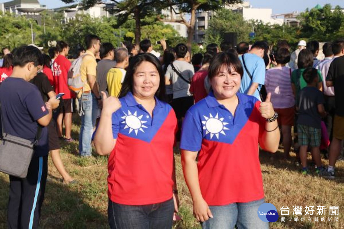 台南府城熱情市民穿國旗裝參加國慶升旗大典。