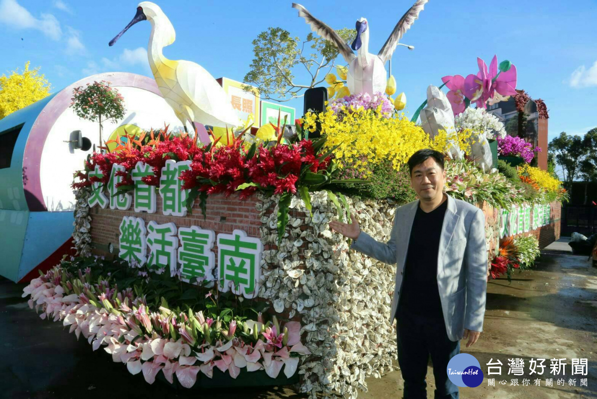 台南市花車以黑面琵鷺、花卉等生態主題,花車展現孔廟與臺南州廳等古蹟,象徵歷史文化的開端與流傳演進。(圖/翻攝中華民國 讚國慶臉書)
