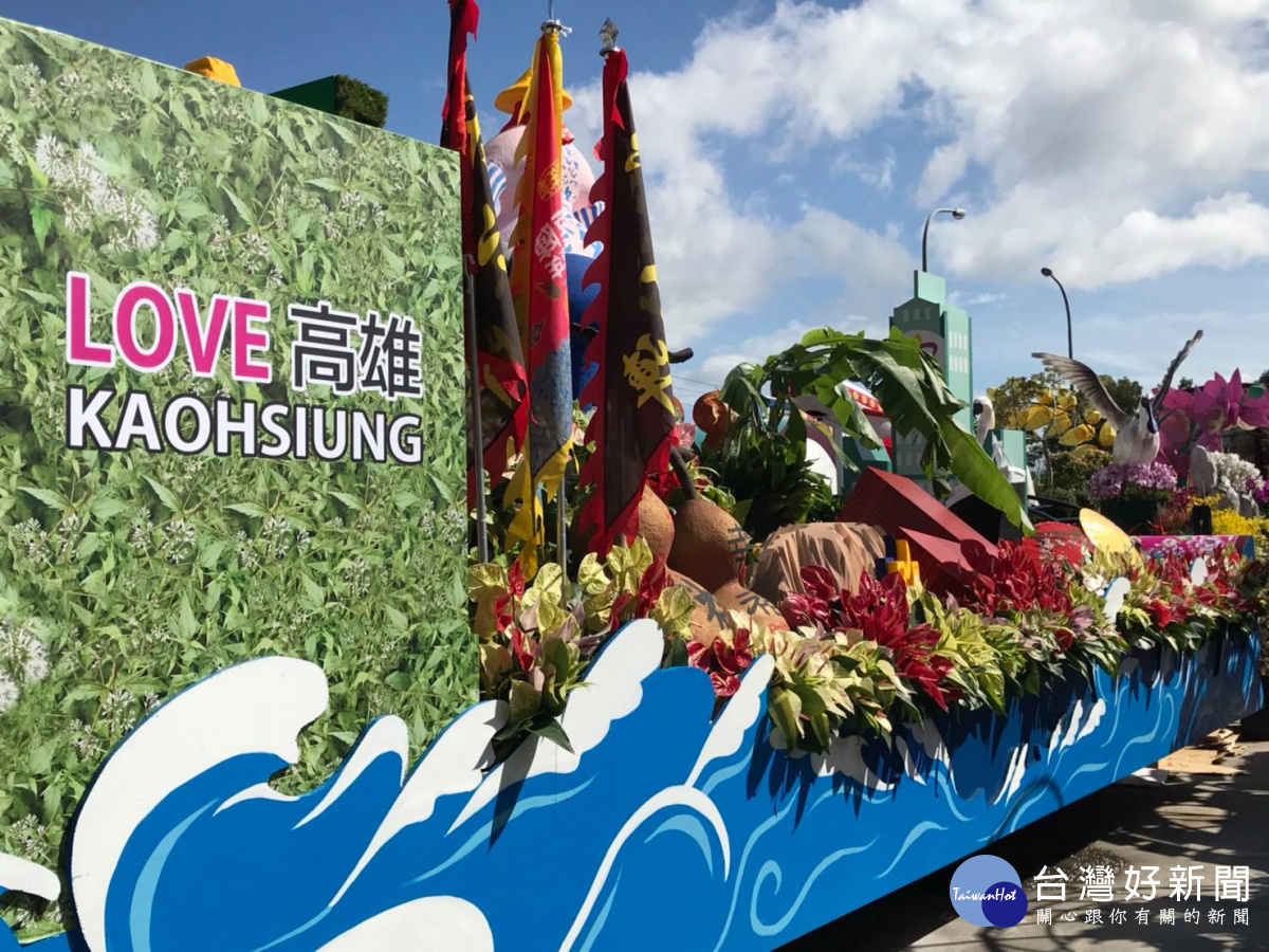 高雄市將花車打造成「大船入港」意象,搭配聞名國際的內門創意宋江陣演出。(圖/翻攝中華民國 讚國慶臉書)