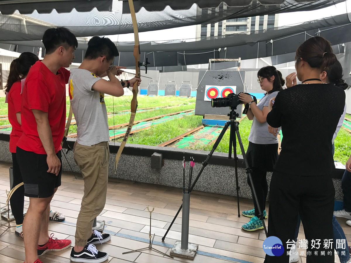 新北校園廣告人世新大學參賽學生以綜藝競賽節目「NEWTAIPEI CITY RUN」為題，行銷新北特色國民運動中心。