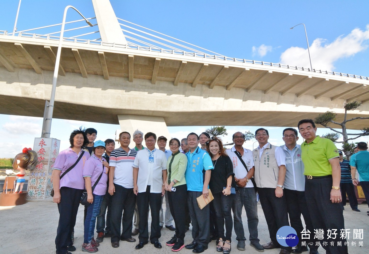 鄭市長表示,台61線高架工程從大潭交流道至永安交流道段,高架道路配置雙向4車道,工程品質良好。