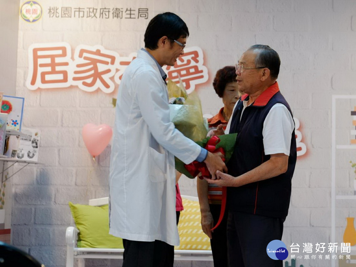 小文的家人贈花給醫師與護理師，表達內心的感謝。