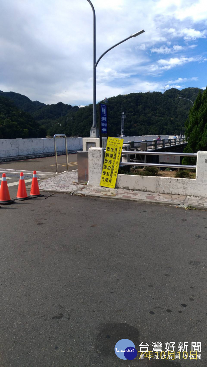 石門水庫壩頂環翠樓至依山閣園區將進行刨鋪工程，將封閉道路。（圖／記者陳寶印攝）