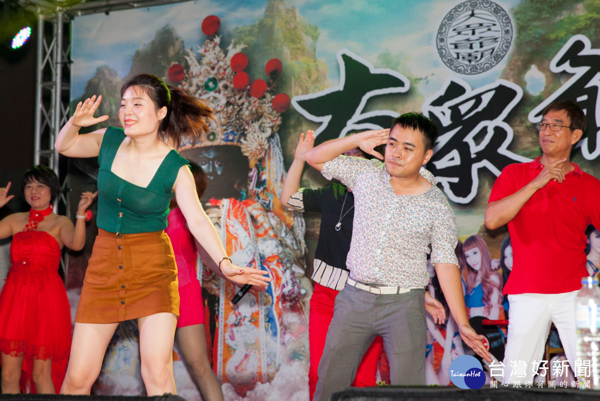 鎮長陳紀衡帶來癡情玫瑰花舞蹈表演與民同樂。