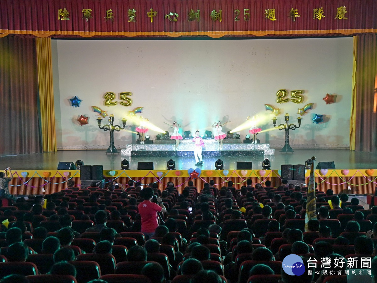 岳崗部隊歡度23週年隊慶,邀請到國防部藝工隊帶來精彩的歌舞表演。