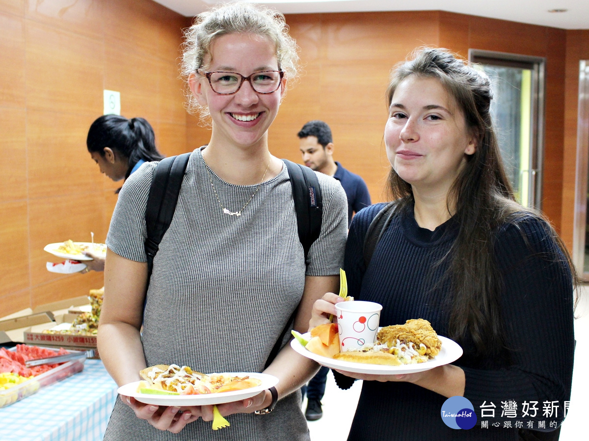來自挪威的Anna(圖左)及Clara(圖右)，很期待在台灣的學習生活