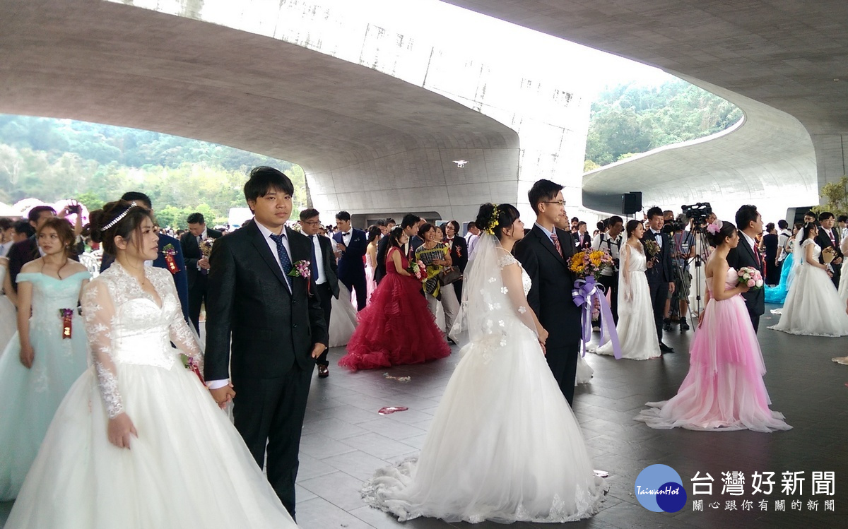 參加日月潭婚禮新人，接受祝福。〈記者吳素珍攝〉