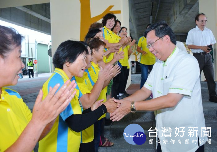 鄭市長表示,市府會持續活化高架橋下空間,以及活化埤塘、教室、公園、停車場,提供市民更好活動場所。