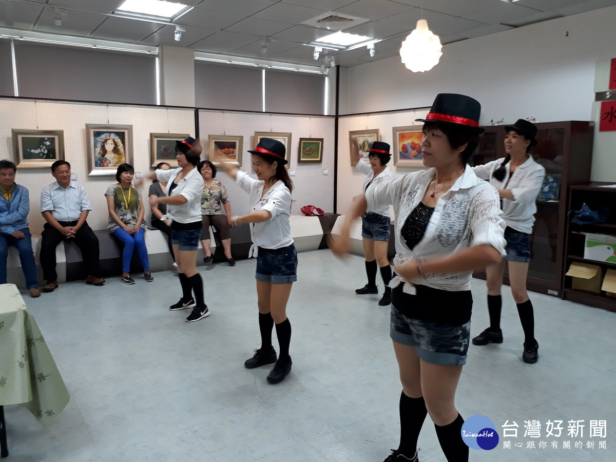 水里社區媽媽韻律舞表演為展覽熱場。