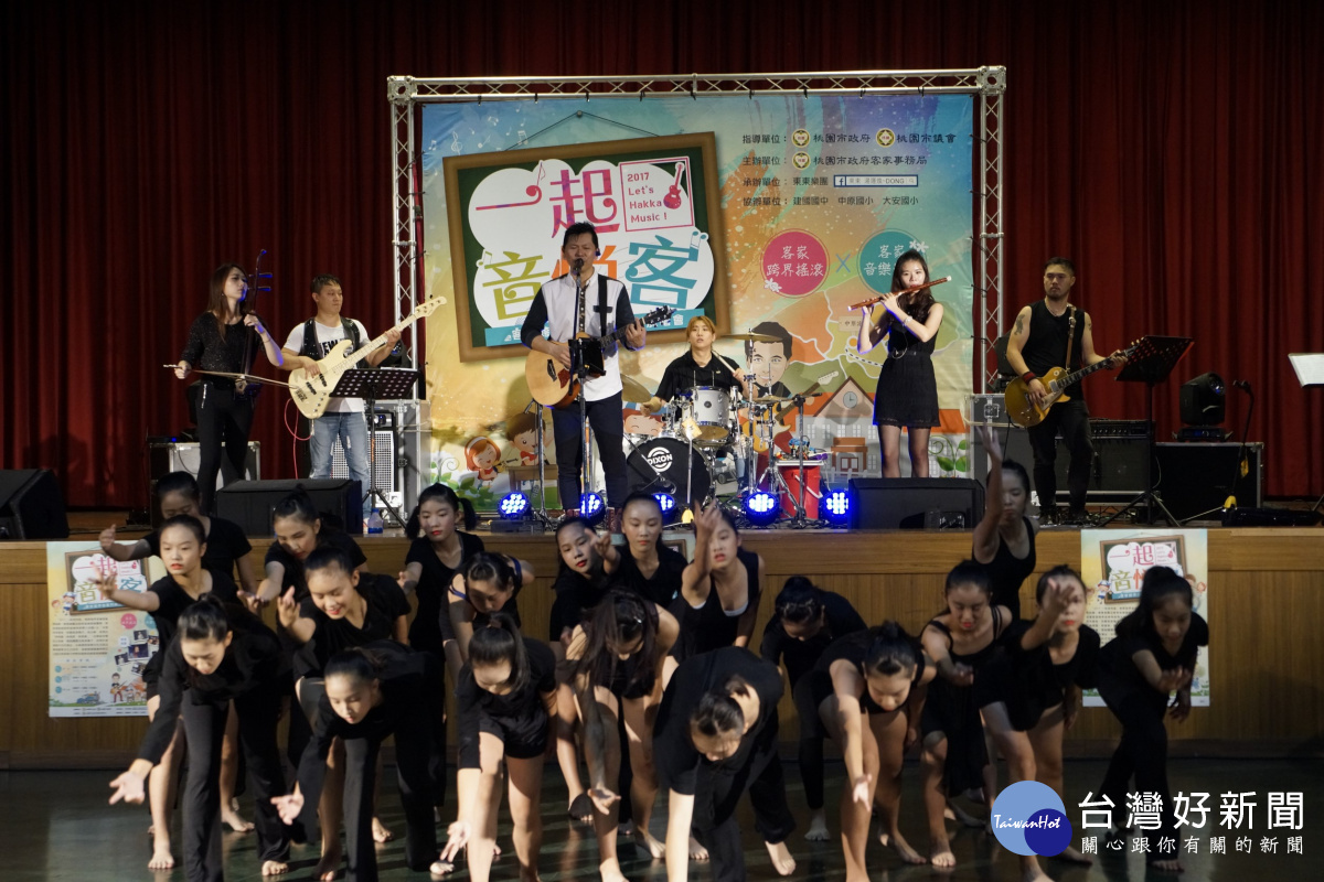 客家歌曲「童話」,結合學生現代舞蹈社團,以浪漫抒情的語調唱出客家的童話世界。