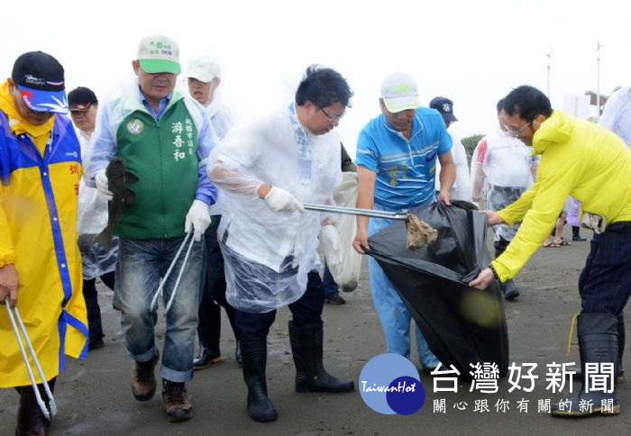 桃園市長鄭文燦前往，出席「106年度許厝港濕地淨灘活動」。