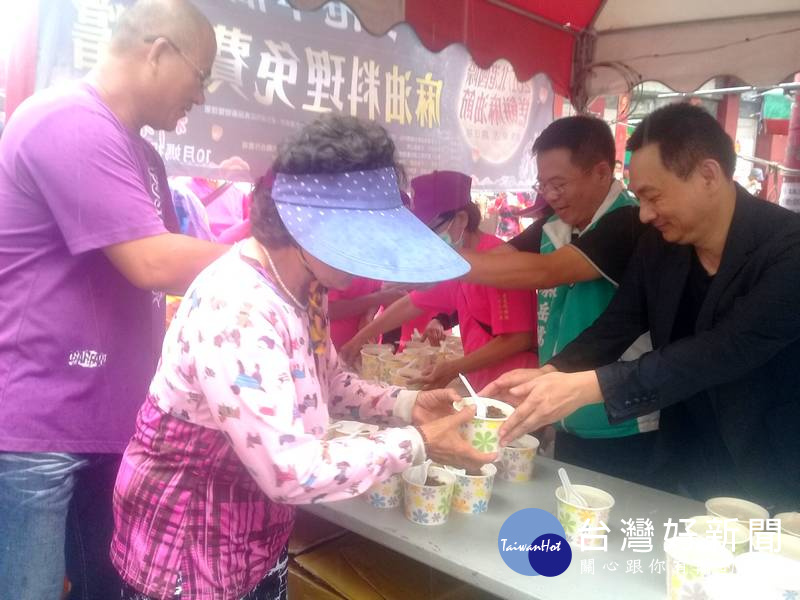 行政院雲嘉南聯合服務中心執行長許根尉、縣議員蔡岳儒等人分享美味麻油料理給現場民眾。(記者陳昭宗拍攝)