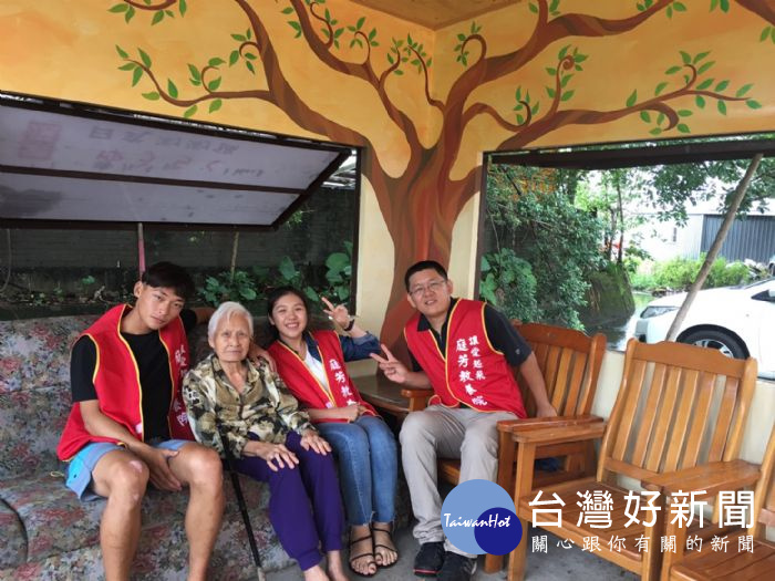 關懷小站不僅是社區居民的聚會場所,也是教養院院生出外活動時的中途休息站。