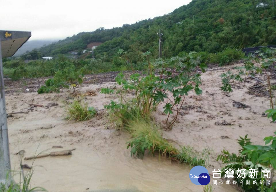 豪雨肆虐，台鐵太麻里知本路段遭土石流淹沒（圖／翻攝自台鐵臉書）