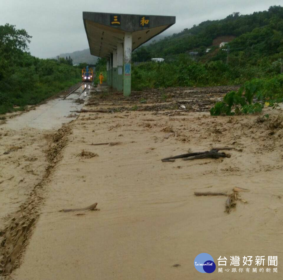 豪雨肆虐，台鐵太麻里知本路段遭土石流淹沒（圖／翻攝自台鐵臉書）