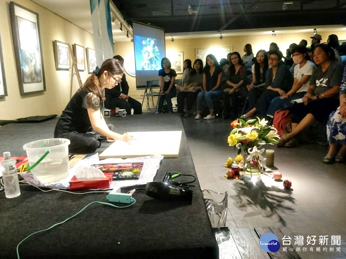 超人氣的日本美女藝術家Yuko Nagayama老師帶來精彩的水彩示範教學，Yuko老師兩小時內創作了一件靜物作品及一件人像水彩速寫
