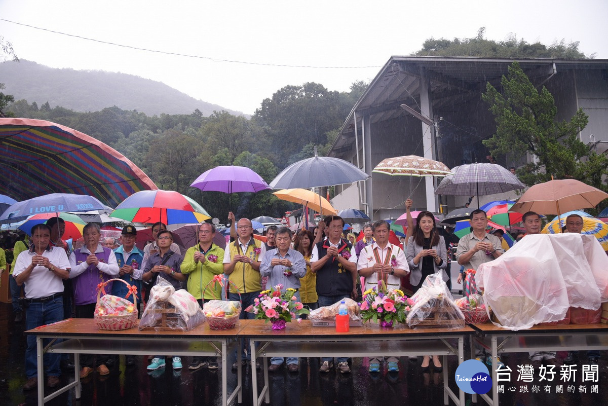 信義鄉新桐林橋通車,林縣長等人上香虔誠祝禱,希望地方行車平安、一切順利。
