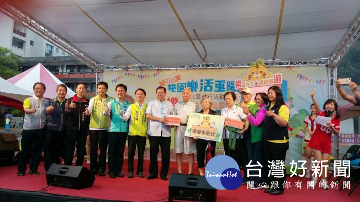 桃園市長鄭文燦前往桃園高中,出席「桃園市106年度樂活重陽季—北區健行活動」。