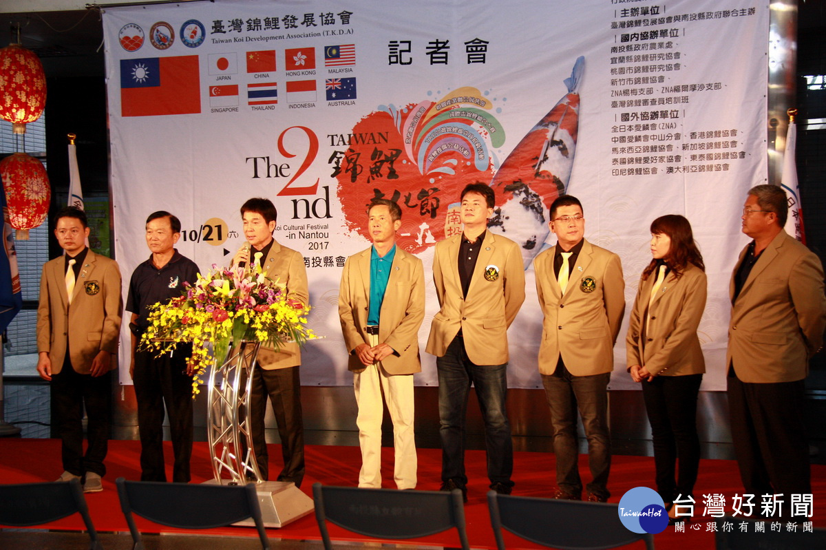 台灣錦鯉發展協會理事長石造華與協會幹部群舉行記者會。（記者扶小萍攝）