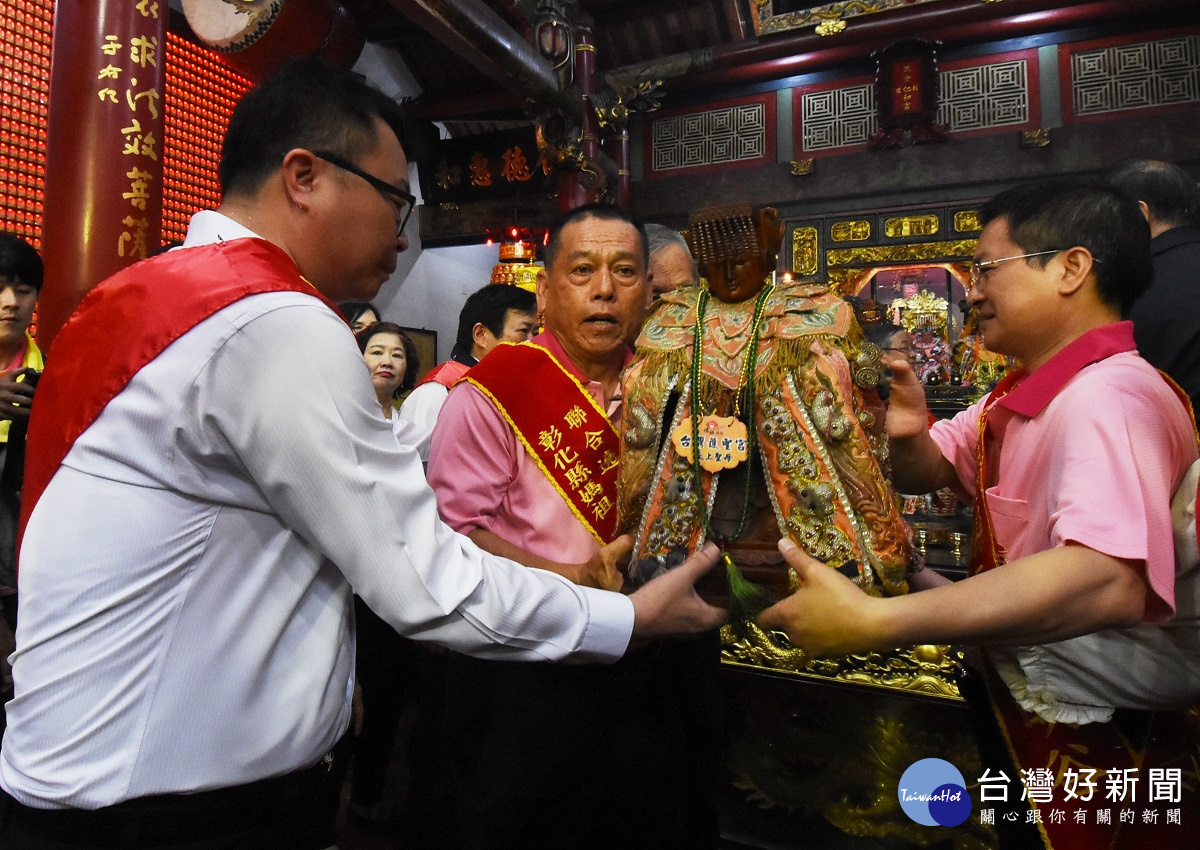 2017彰化縣媽祖聯合遶境祈福起駕,縣長魏明谷以及仁和宮主委彭順週等代表護送媽祖起駕。