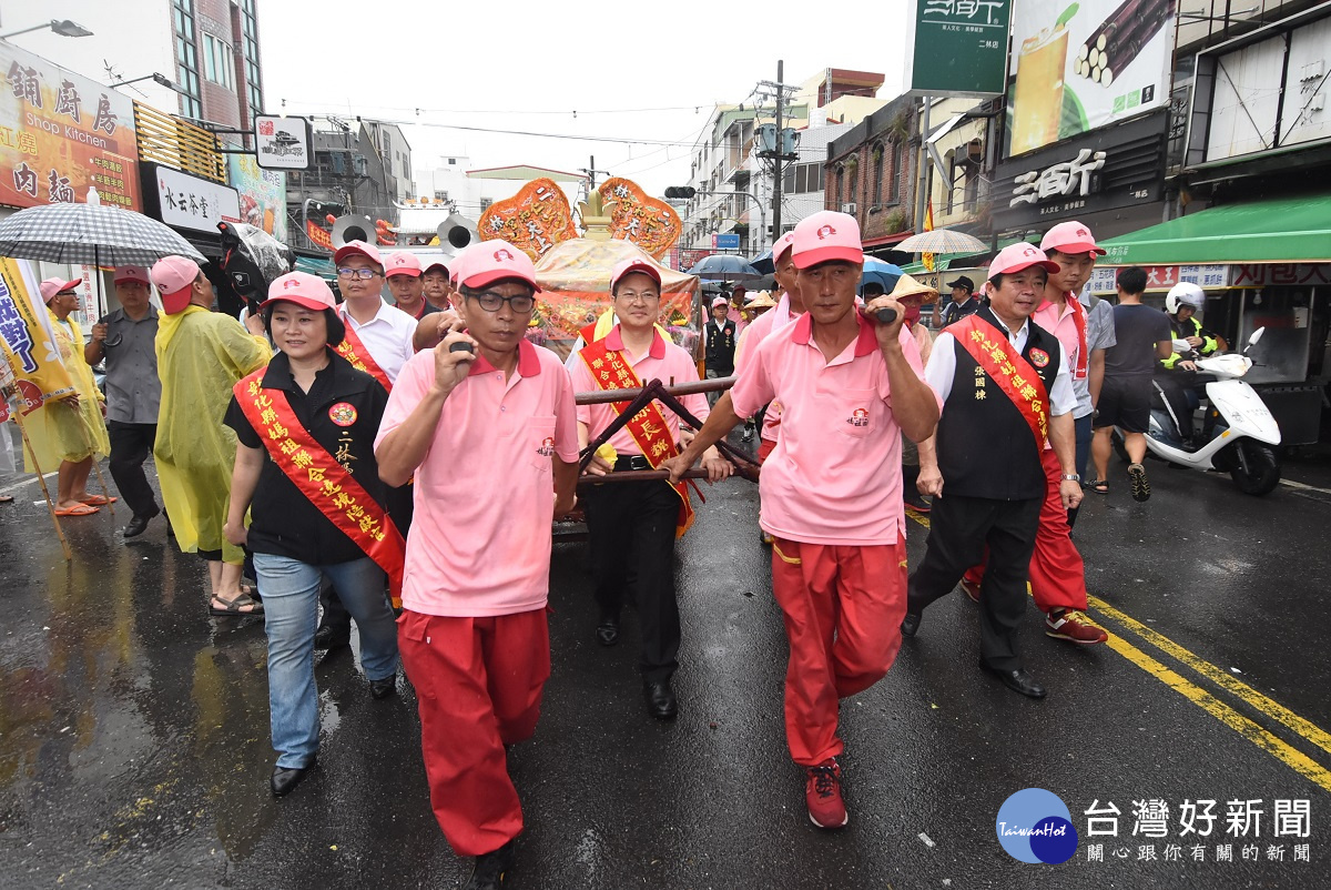 2017彰化縣媽祖聯合遶境祈福起駕後，縣長魏明谷扶轎遶境。