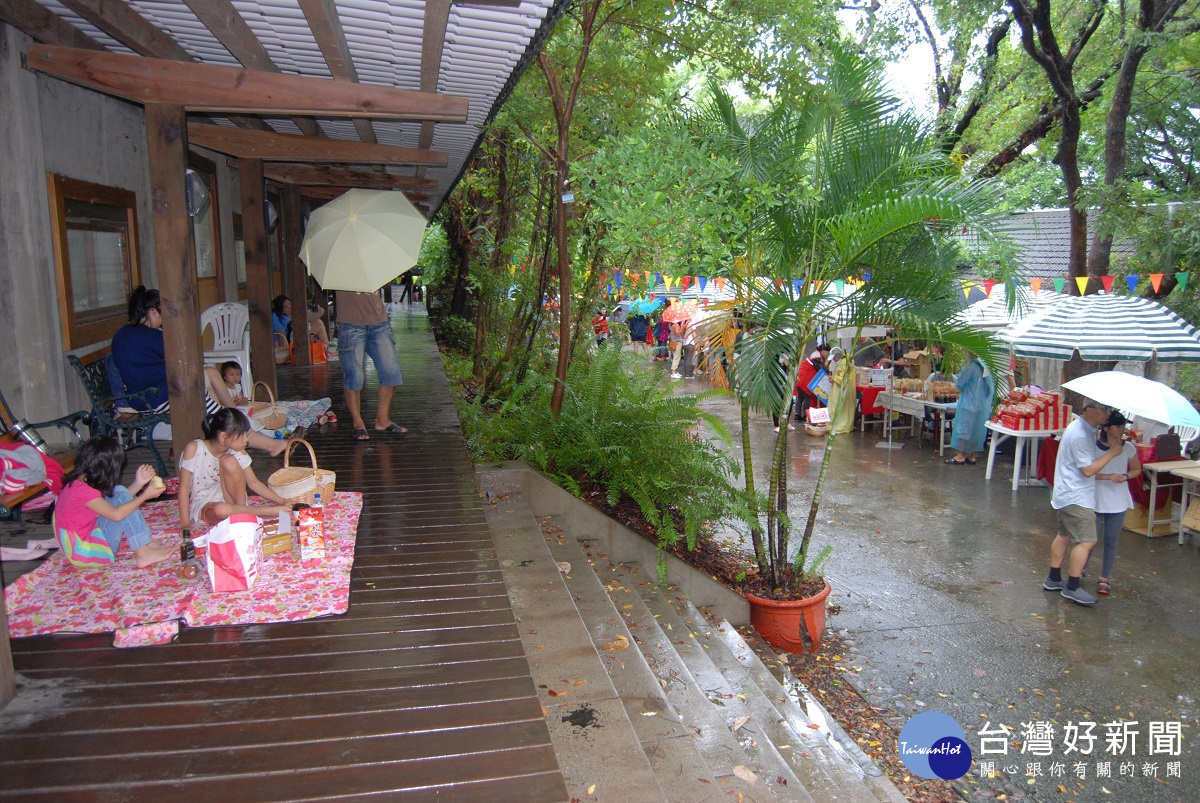 微雨中進行的音樂嘉年華-野餐派對活動野餐如常(左)市集等活動(右)也未受影響。