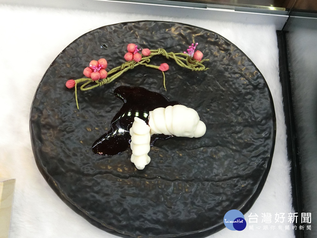 河漲屋-「瞐」巧克力魔坊的造型巧克力外型逼真,挑戰視覺效果。(記者賴淑禎攝)