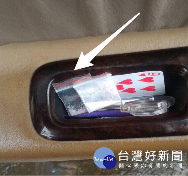 警方在駕駛座車門置物凹槽內及腳踏板,分別發現藏有1級毒品海洛因及2級毒品安非他命。(記者陳昭宗拍攝)