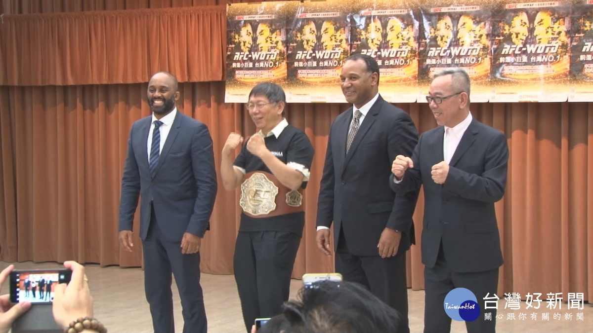 推廣綜合格鬥運動　柯文哲體驗出拳快感