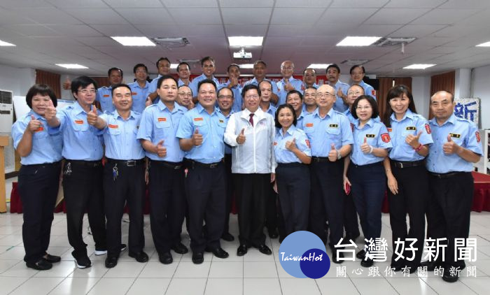 鄭市長表示,桃園市守望相助隊超過130隊,成立守望相助隊對保護老少、社區預警有很大的幫助。