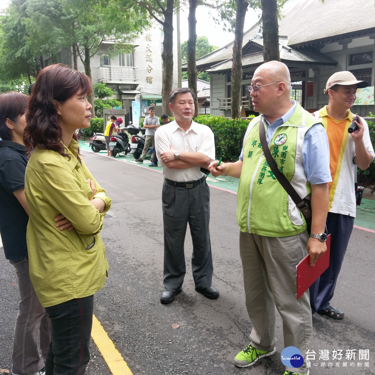 圖:大溪老城區機車停車格不足,市議員陳治文服務處人員等前往會勘,將把兩佪汽車停車格廢除,解決騎士停車困擾。(記者陳寶印攝)