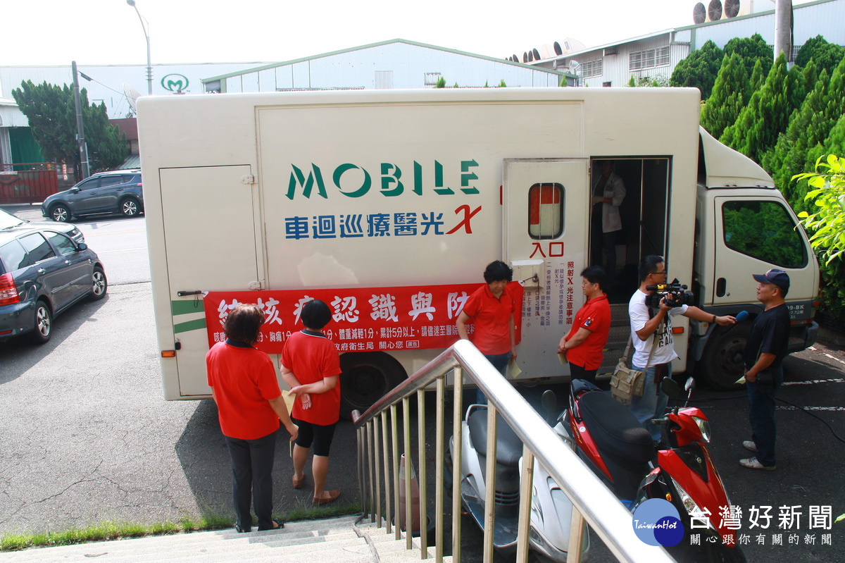 會場派出X光車及婦女健康篩檢巡迴車服務。(記者扶小萍攝)